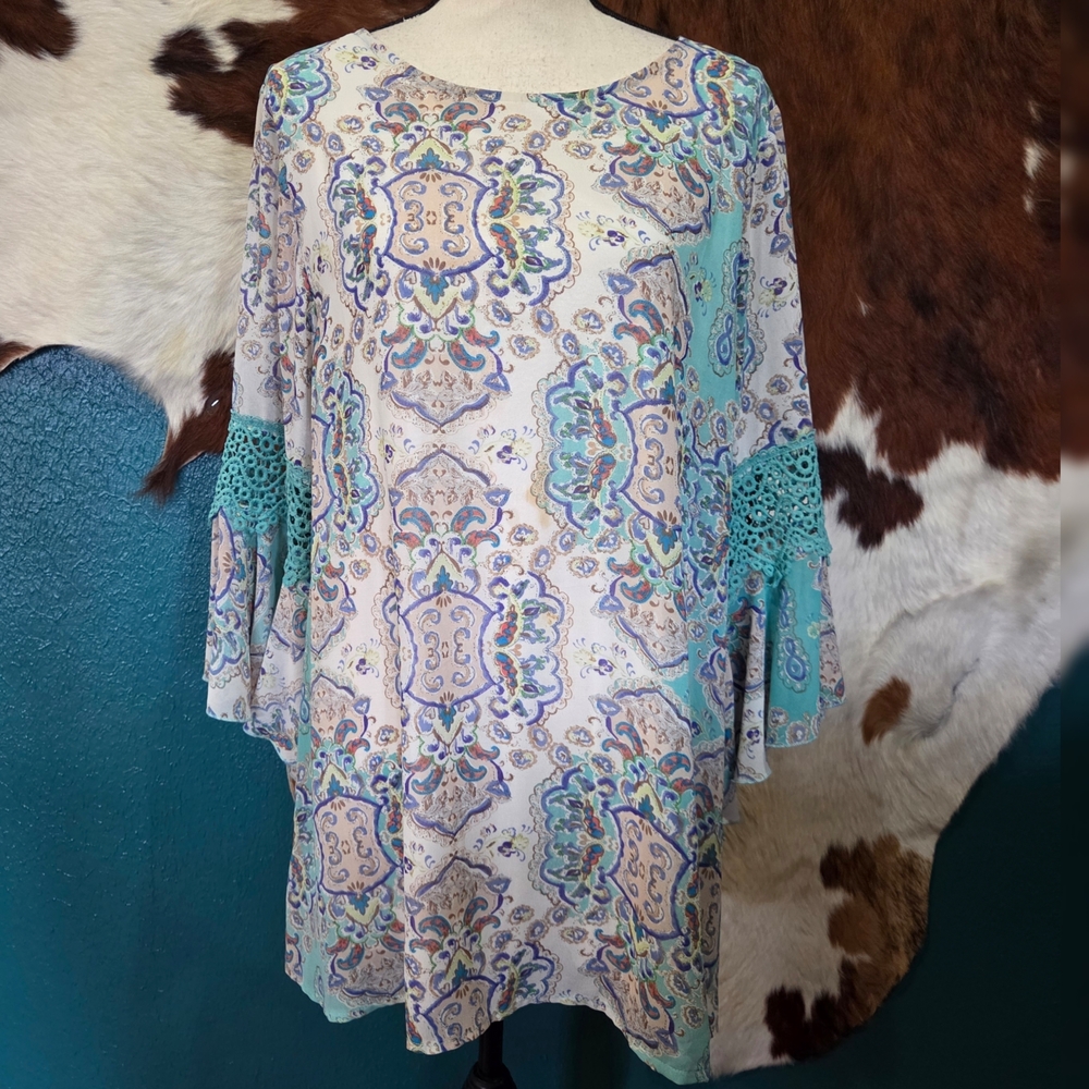 Lady Noiz Aqua and Cream Paisley Crochet-Sleeve Tunic